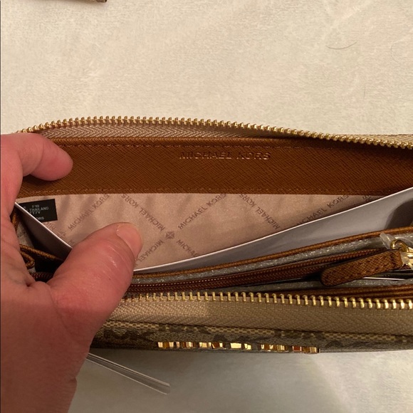Brand new Authentic Michael Kors wallet - Picture 8 of 8